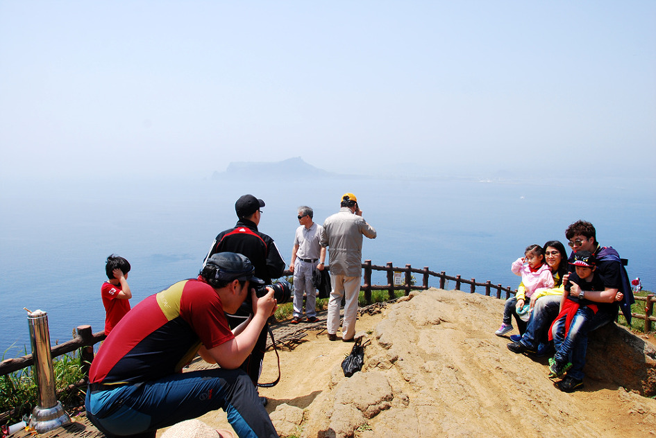 제주도 여행 - 섬속의 섬 우도의 우도봉을 오르며 바라본 성산일출봉과 제주바다.. 그리고, 사람풍경.. ^^