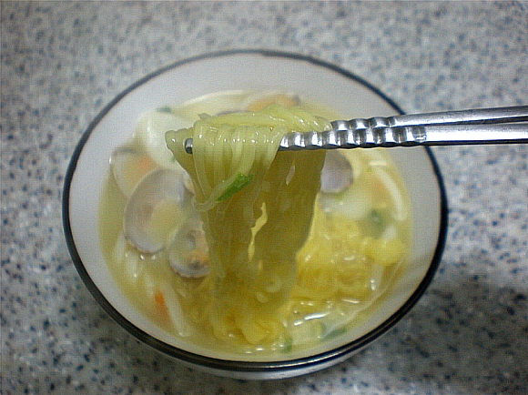 하얀국물 기스면으로 떡라면 끓여 먹었어요^^