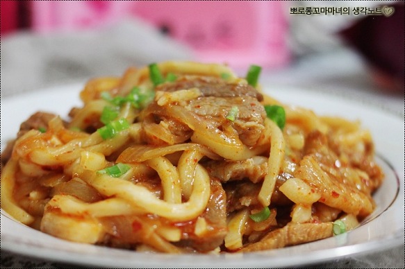 두가지맛을 한꺼번에 즐기는 제육볶음우동