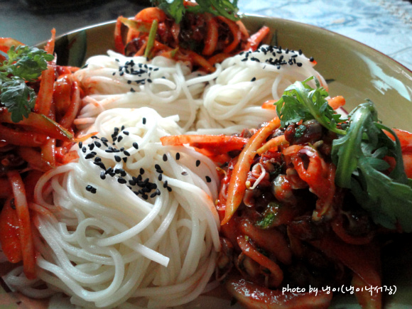 통조림이 아닌 집에서 삶아낸 고동으로~『매콤한 고동비빔국수』