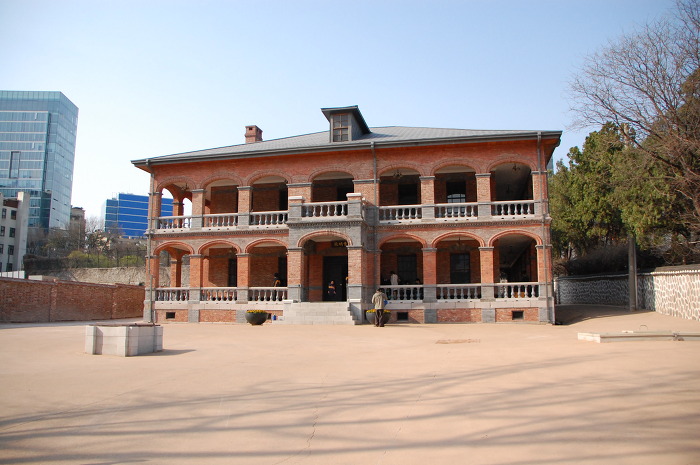 [서울 정동길 역사기행]  나라를 빼앗겼던 치욕의 현장 - 중명전