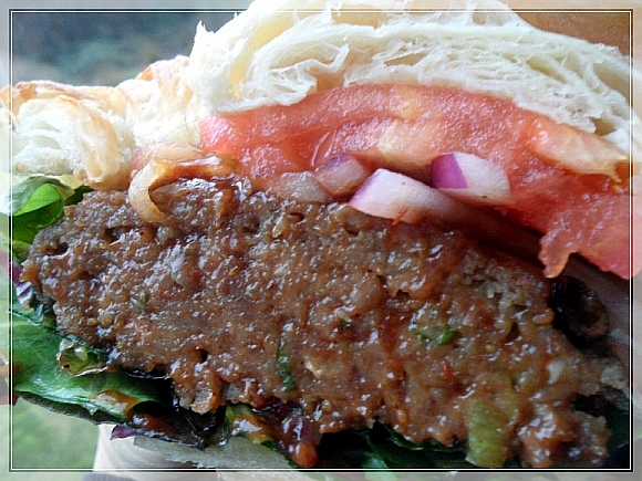 오징어 세비체 샐러드와 바베큐 떡갈비 샌드위치