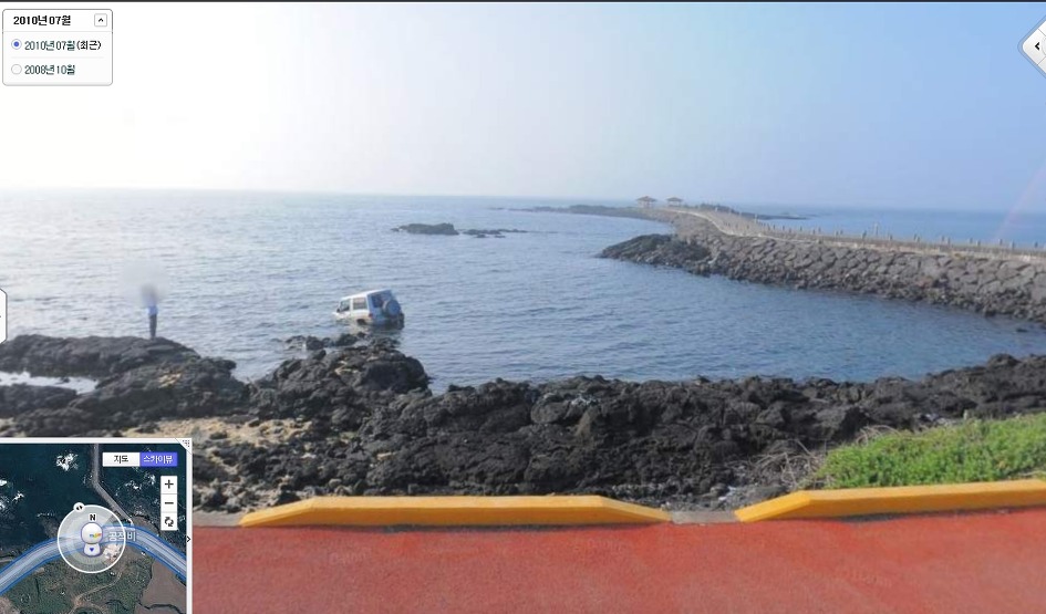 이곳에 어떻게 차가 들어갔을까?