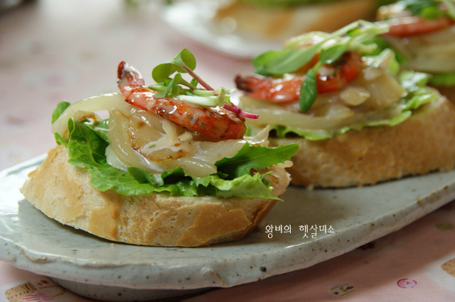 양파 싫어하는 아이들도 맛있게 먹는 바게트 새우 샌드위치