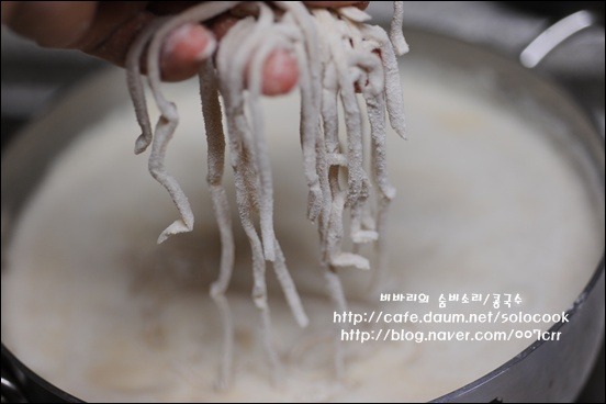 단백질 섭취의 최고봉 뜨거운 콩칼국수 겨울철이 제맛!!