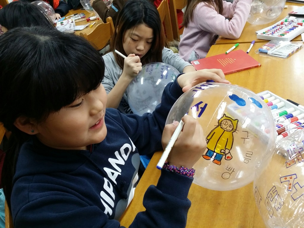 독서캠프 5일째.. 비치볼에 독서화 그리기