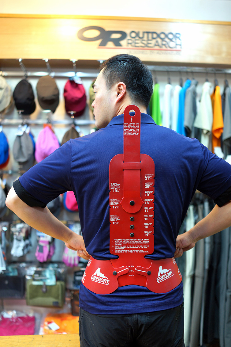 배낭 메고서 산에 오르며 골다공증으로부터 벗어나세요 !