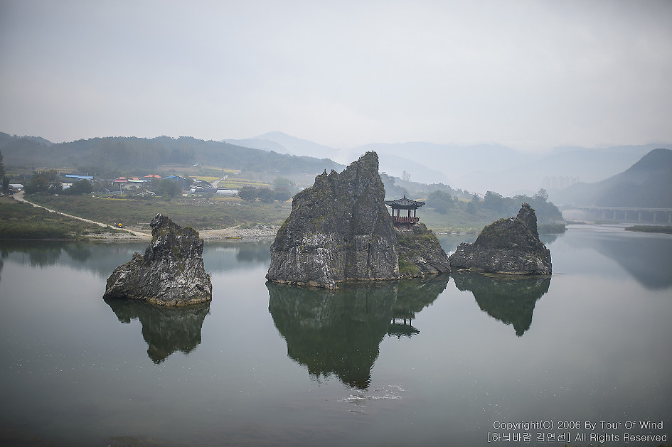 한폭의 수묵화 같은 절경을 보여주는 도담삼봉과 석문