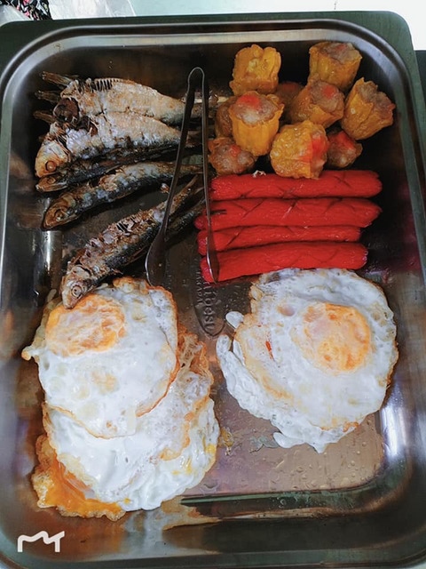길거리 식당 “깐틴”의 메뉴들