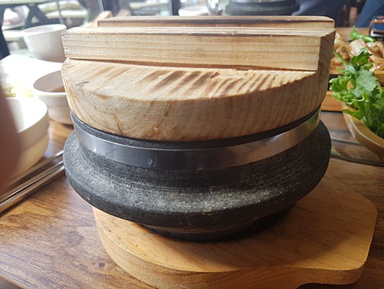 맛있는 점심식사로 기분 좋은 시간