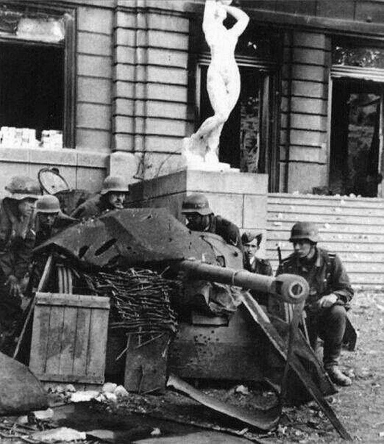 스탈린그라드 문화원 앞 포진 독일군 50mm PAK 38 대전차포- German 50mm Pak 38 AT Gun in front of Palace of Culture stalingrad