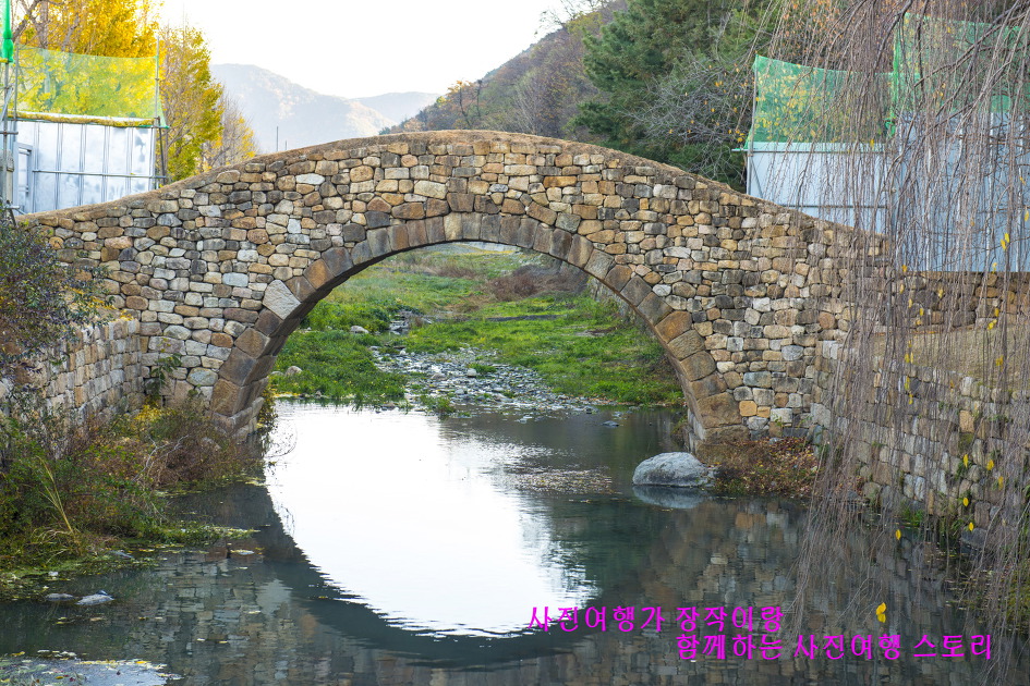 돌바위로 하나하나 엮어 만들어진 영산 만년교