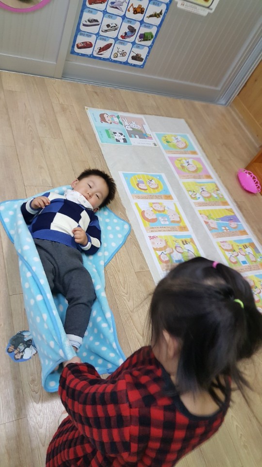 이금종 . 이진이 장구치는 모습 