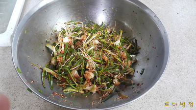 냉장고 비우기로 갈비찜에 냉이전을 부치고 달래를 무치고 장아찌도 담급니다. 