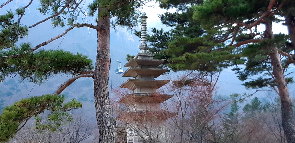  설악산 토왕골의 이른 봄을 보고 왔습니다.