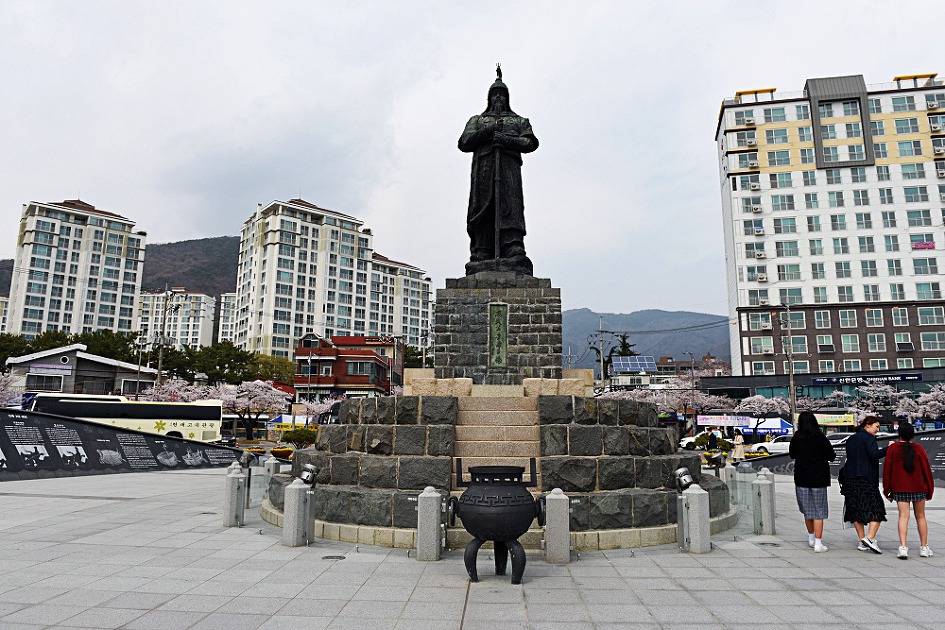 진해벚꽃축제 2019 진해군항제 제황산공원 진해탑전망대 북원로터리 충무공이순신동상 진해기지사령부